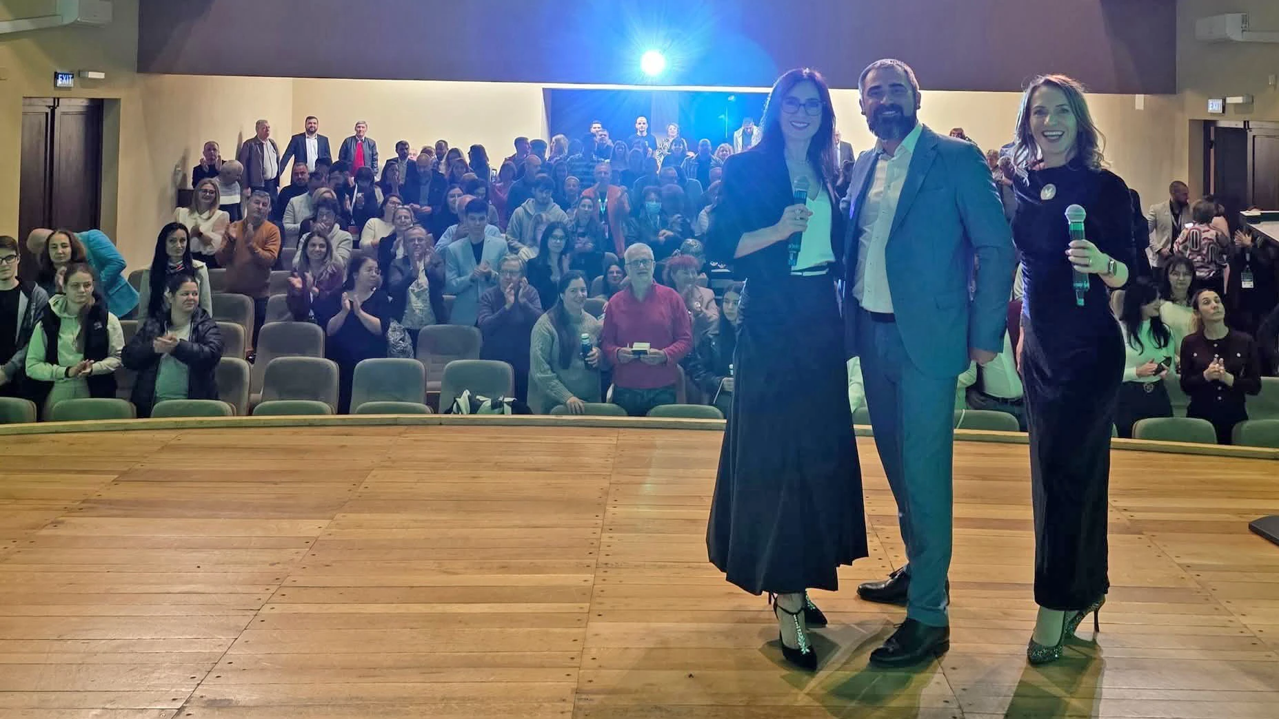 Ani Oprescu, Denisa Enache, gazde ale evenimentului Doctor Tour cu Dr Vasile Osean, pe scena Filarmonicii Pitesti