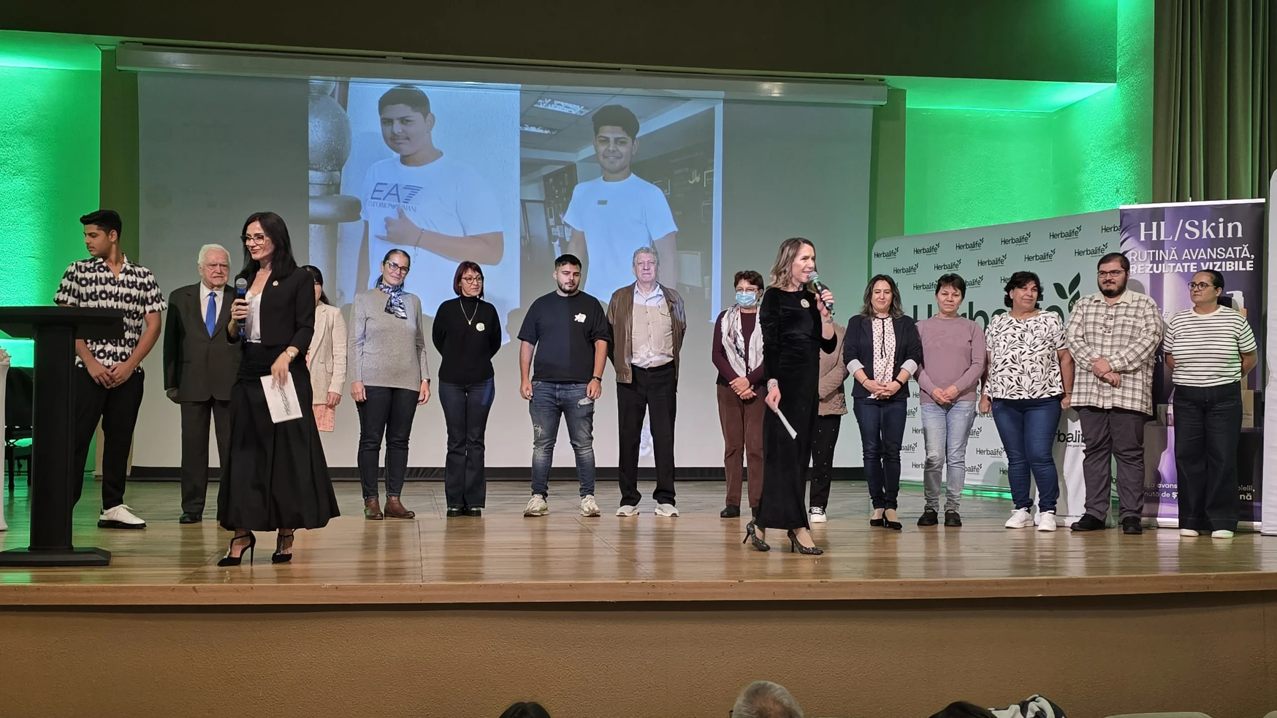 Ani Oprescu, consultant in alimentatie si wellness, pe scena Filarmonicii Pitesti in cadrul Turneului Doctor Tour cu Dr Vasile Osean